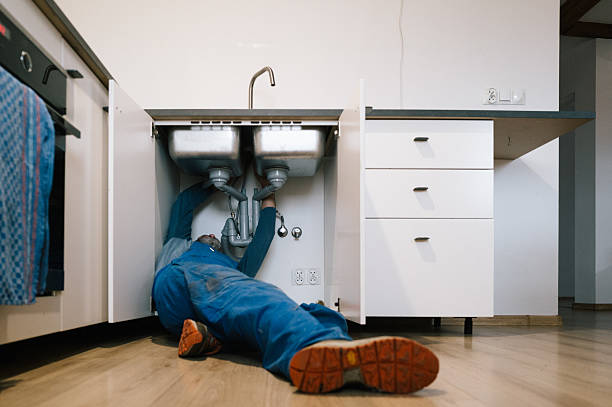 Professional Emergency Plumber technician working in Kenilworth, IL